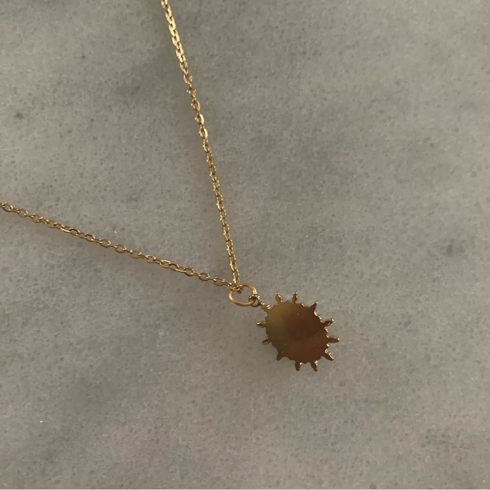 Gold Vintage Style Star Burst Pendant Necklace Brand New - Picture 3 of 4